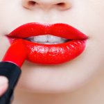 црвен кармин женски усни