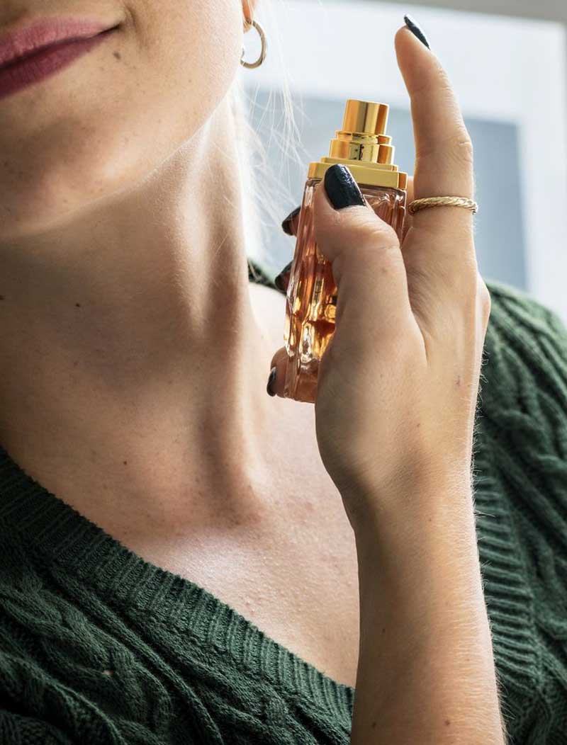 долготрајноста на еден парфем зависи каде го прскате