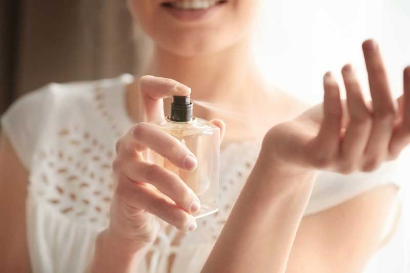 долготрајноста на еден парфем зависи каде го прскате, а најдобро е на зглобовите