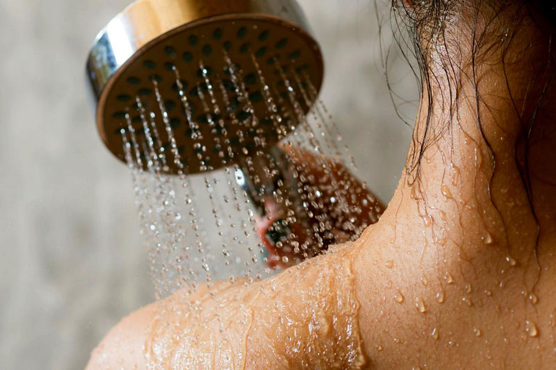 Туширање со млака вода за да го продолжите траењето на бронзениот тен