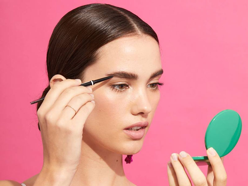 Како да ја поправите вашата шминка за време на топол ден - молив за веѓи
