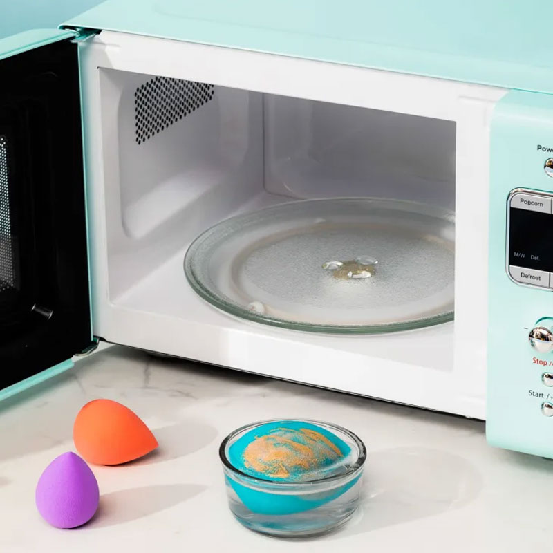 микробранова печка за темелно да го исчистите вашиот сунѓер за шминка